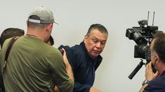 Alex Padilla es hijo de inmigrantes mexicanos. Alex Padilla es hijo de inmigrantes mexicanos.
