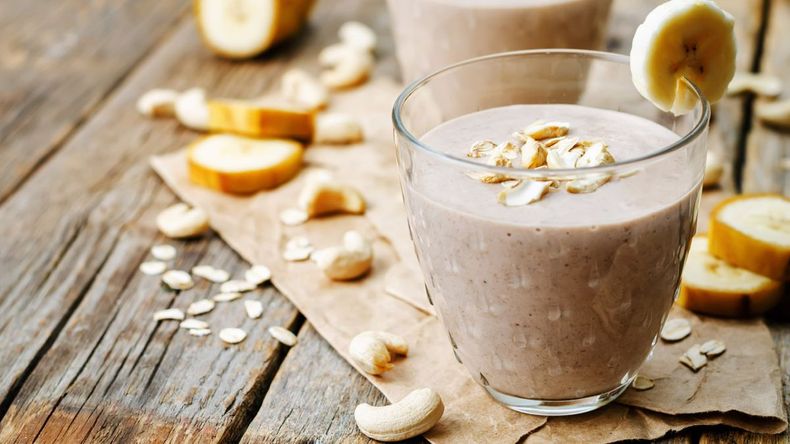 El licuado de chocolate y banana se destaca como una bebida deliciosa y nutritiva que es efectivo para aquellos que buscan potenciar el crecimiento muscular