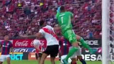 Dudosa falta contra Armani. Dudosa falta contra Armani.