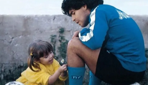 Dalma Maradona junto a su padre, por entonces jugador del Napoli.
