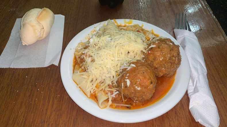 Este restaurante cuenta con una carta que incluye tanto clásicos del bodegón como platos homenaje a figuras emblemáticas.
