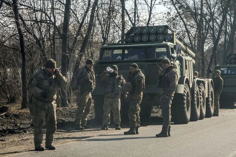 Soldados ucranianos tras los ataques de Rusia.