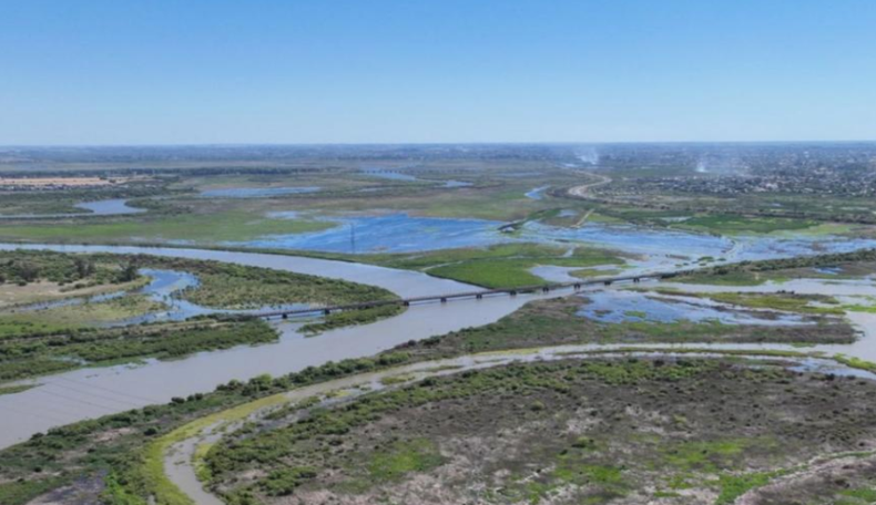 El río Salado se caracteriza por presentar, en forma periódica y recurrente, inundaciones y sequías prolongadas, que afectan la producción y la economía de la región.