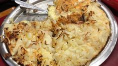 La Mezzetta y La Posta de Achaval representan la esencia de la gastronomía porteña con sus versiones únicas de fugazzeta rellena. La Mezzetta y La Posta de Achaval representan la esencia de la gastronomía porteña con sus versiones únicas de fugazzeta rellena.