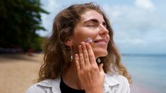 Estos nuevos productos eliminan las excusas para no incorporar este paso fundamental en la rutina de cuidado facial diario. Estos nuevos productos eliminan las excusas para no incorporar este paso fundamental en la rutina de cuidado facial diario.