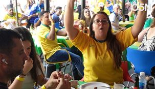 Festejos en Argentina por la clasificación de Brasil a octavos del Mundial de Qatar.