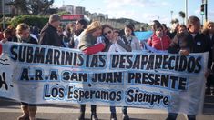 Familiares de tripulantes del ARA San Juan durante una marcha en Mar del Plata.