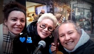 La conductora sorprendió a la artista callejera y cantaron juntas Honrar la vida. La conductora sorprendió a la artista callejera y cantaron juntas Honrar la vida.