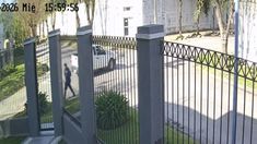 El conductor de la camioneta embistió a la ciclista y se dio a la fuga. El conductor de la camioneta embistió a la ciclista y se dio a la fuga.