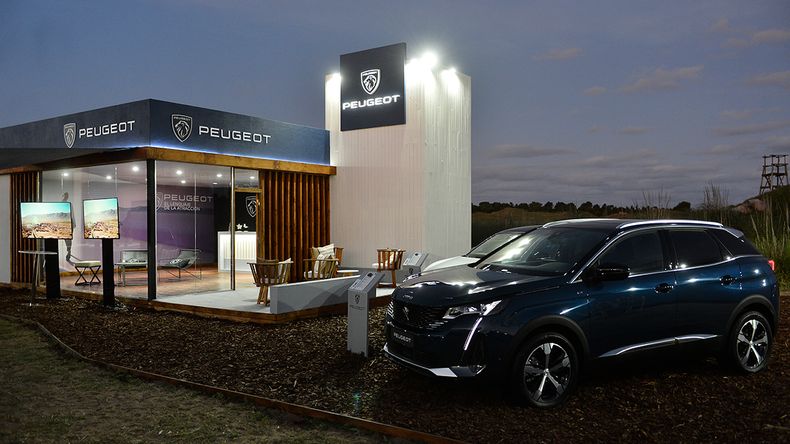 Peugeot exhibe los modelos 208 y 3008.