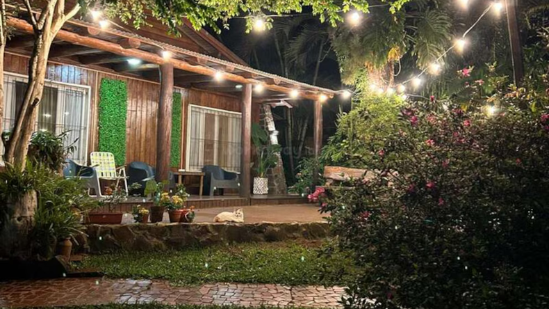 El hostal familiar está ubicado en el centro de Puerto Iguazú