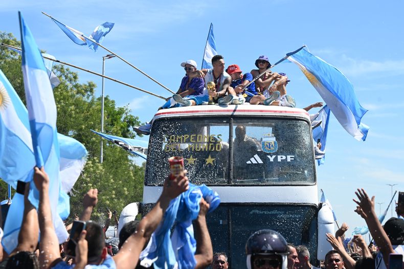 El recorrido de la caravana del campe n en fotos