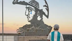 El artista Joaquines frente a su intervención de la figura de San Martín en San Lorenzo, Santa Fe.
