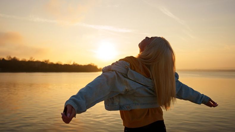 Las máquinas siguen reglas y optimizan objetivos, pero no enfrentan dilemas éticos desde una perspectiva interiorizada ni buscan un sentido vital.
