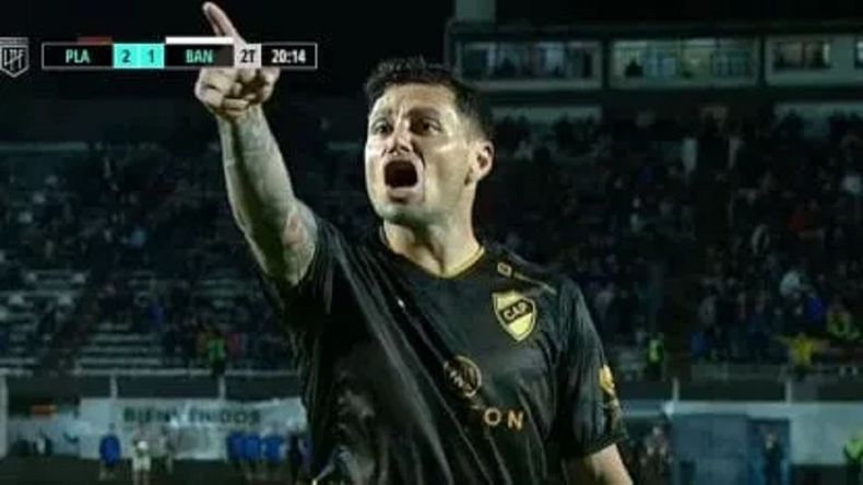Mauro Zárate insultando al hincha de Platense.