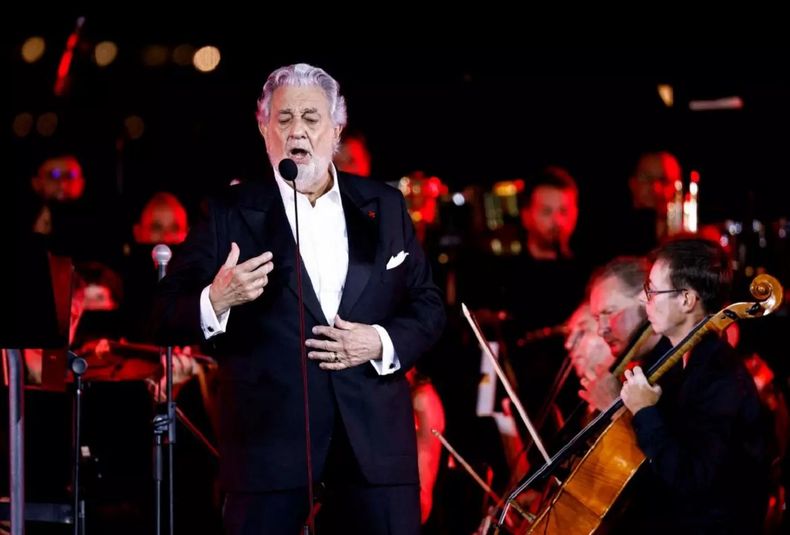 En Chile cancelaron un show de Plácido Domingo por el caso de la secta de Villa Crespo.