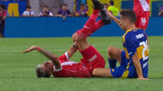 El jugador del Xeneize ofrece disculpas, mientras Lescano pide atención médica. El jugador del Xeneize ofrece disculpas, mientras Lescano pide atención médica.