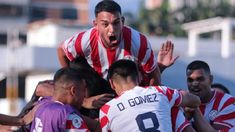 Los jugadores paraguayos festejan la victoria contra Uruguay. Los jugadores paraguayos festejan la victoria contra Uruguay.