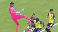 El tremendo patadón de Domínguez a Cunha. El tremendo patadón de Domínguez a Cunha.