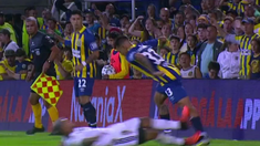 Milton Céliz fue expulsado tras una patada contra Emanuel Coronel. Milton Céliz fue expulsado tras una patada contra Emanuel Coronel.