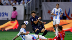 La tapada de Dibu, como en Qatar 2022. La tapada de Dibu, como en Qatar 2022.