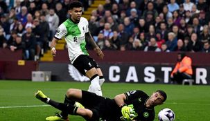 Dibu Martínez anotó un gol en contra en Aston Villa contra Liverpool.