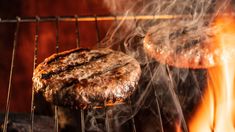 El truco para que las hamburguesas no se encojan al cocinarlas. El truco para que las hamburguesas no se encojan al cocinarlas.