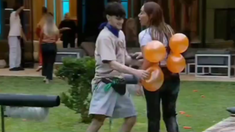 Algunos seguidores de GH aseguraron que Noelia se cae sola y que hace como un impulso para atrás para tirarse. Algunos seguidores de GH aseguraron que Noelia se cae sola y que hace como un impulso para atrás para tirarse.