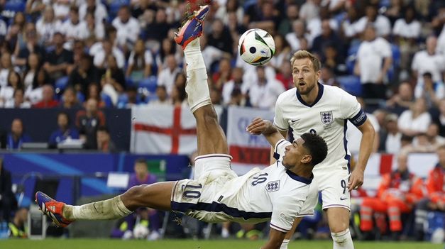 Jude Bellingham convirtió un golazo de chilena para Inglaterra contra Eslovaquia.