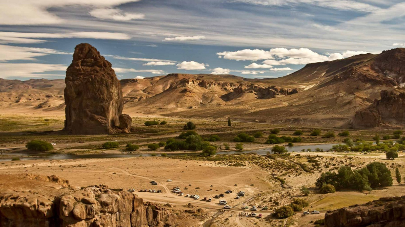 Piedra Parada y La Buitrera, dos atractivos clave del área protegida chubutense. Piedra Parada y La Buitrera, dos atractivos clave del área protegida chubutense.