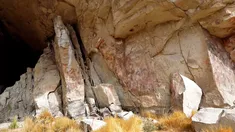 Este yacimiento arqueológico se ubica a exactamente 7 kilómetros del núcleo urbano de la ciudad de El Calafate. Este yacimiento arqueológico se ubica a exactamente 7 kilómetros del núcleo urbano de la ciudad de El Calafate.