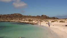 Sus arenas blancas de conchuela molida y sus aguas color turquesa le aportan el condimento perfecto para que se destaque como un destino único. Sus arenas blancas de conchuela molida y sus aguas color turquesa le aportan el condimento perfecto para que se destaque como un destino único.