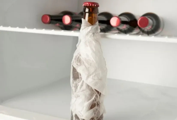 &nbsp;¿Envolver una botella en papel de cocina para enfriarla es mito o truco confirmado?.