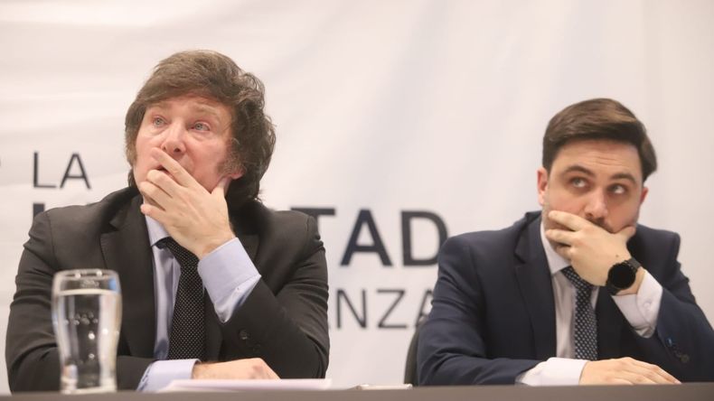 Javier Milei y Ramiro Marra en conferencia de prensa esta tarde.