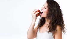 Los motivos por los que comer una manzana después de cenar es bueno. Los motivos por los que comer una manzana después de cenar es bueno.