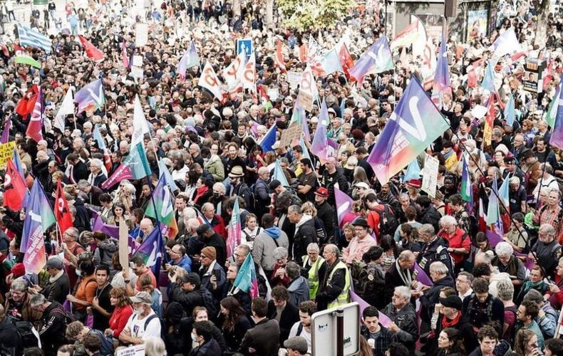 La policía dijo que 26.000 personas se manifestaron en París.