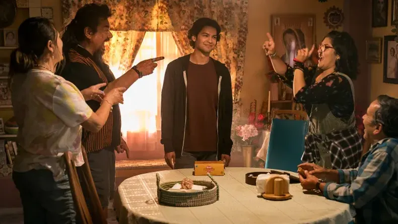 De Warner Bros. Pictures llega “Blue Beetle”, que marca la primera vez que el Superhéroe de DC aparece en la pantalla grande. La película, dirigida por Angel Manuel Soto, está protagonizada por Xolo Maridueña en el papel principal y su alter ego, Jaime Reyes.