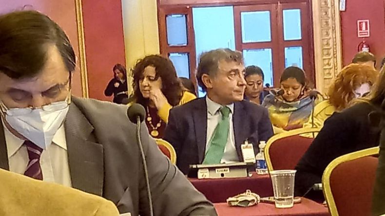 Ante el murmullo generalizado de los legisladores