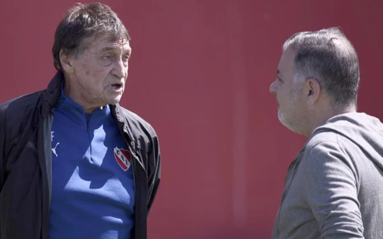 El flamante presidente de Independiente fue y saludó al plantel.