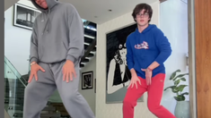 El músico se mostró bailando con uno de sus hijos gemelos en redes sociales. El músico se mostró bailando con uno de sus hijos gemelos en redes sociales.