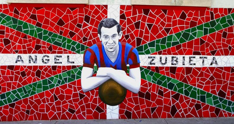 El mural que le hicieron a Ángel Zubieta en Boedo y con la bandera vasca de fondo.