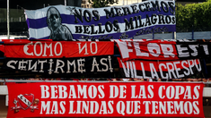 Algunas de las banderas que engalanan los estadios del fútbol argentino.