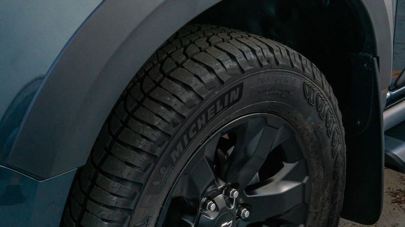 Las ruedas poseen llantas de aluminio de 18”.