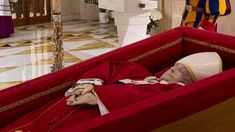 La tumba será hecha tal como indicó en su testamento. La tumba será hecha tal como indicó en su testamento.