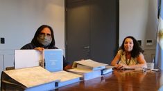 Roberto Baradel con los siete biblioratos que le entregó Cristina Caamaño. Roberto Baradel con los siete biblioratos que le entregó Cristina Caamaño.