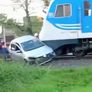 Choque en el Belgrano Sur: un tren impactó contra un auto que habría cruzado con las barreras bajas Choque en el Belgrano Sur: un tren impactó contra un auto que habría cruzado con las barreras bajas