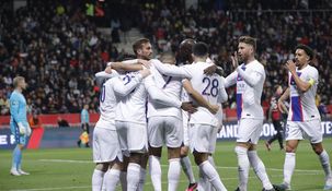 Todos abrazan a Messi tras su gol. Todos abrazan a Messi tras su gol.