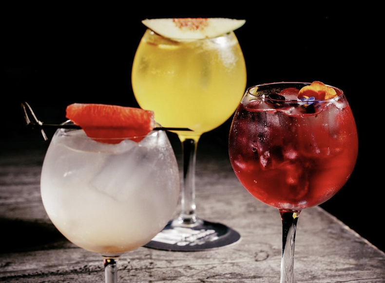 Ofrece variedad de gin & tonic artesanal.