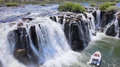 Entre sus principales atractivos se encuentra la Reserva de Biósfera Yabotí, un área protegida de 250.000 hectáreas. Entre sus principales atractivos se encuentra la Reserva de Biósfera Yabotí, un área protegida de 250.000 hectáreas.