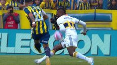 El árbitro sancionó una supuesta mano de Luis Advíncula. El árbitro sancionó una supuesta mano de Luis Advíncula.